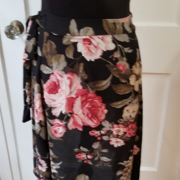 Floral wrap skirt - Picture 3 of 4